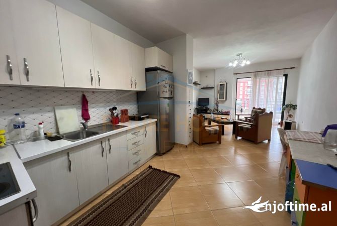 Shtepi ne shitje Apartament ne Tirane, 2+1, Mobilimi E mobiluar, Pagesa 135,000  Euro.