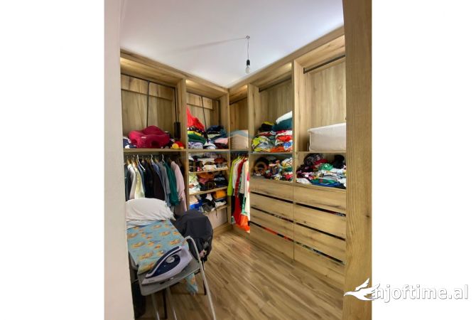 Shtepi ne shitje Apartament ne Tirane, 3+1, Mobilimi E mobiluar, Pagesa 260,000  Euro.