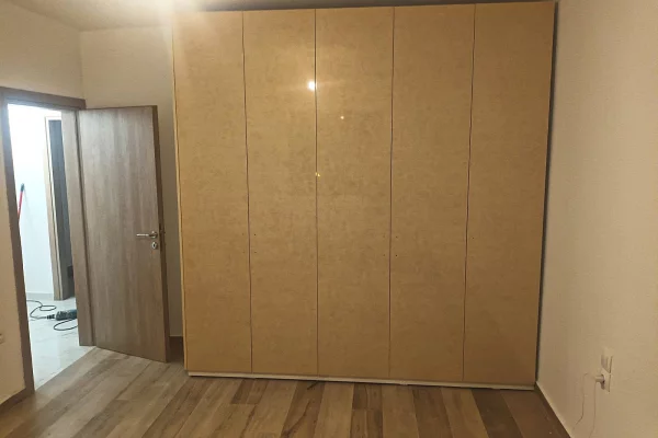 Shtepi me qera Apartament ne Tirane, 1+1, Mobilimi Pjeserisht e mobiluar, Pagesa 35,000  Leke.