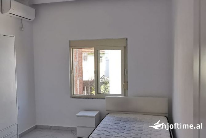 Shtepi me qera Shtepi Private ne Tirane, 3+1, Mobilimi E mobiluar, Pagesa 500  Euro.