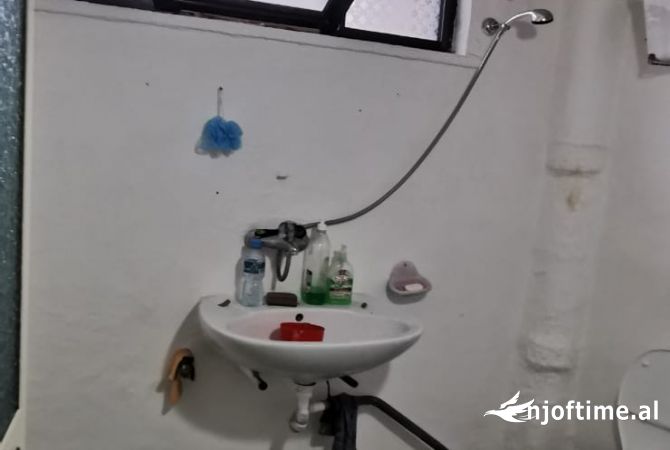 Shtepi ne shitje Apartament ne Tirane, 1+1, Mobilimi Bosh, pa mobiluar, Pagesa 50,000  Euro.