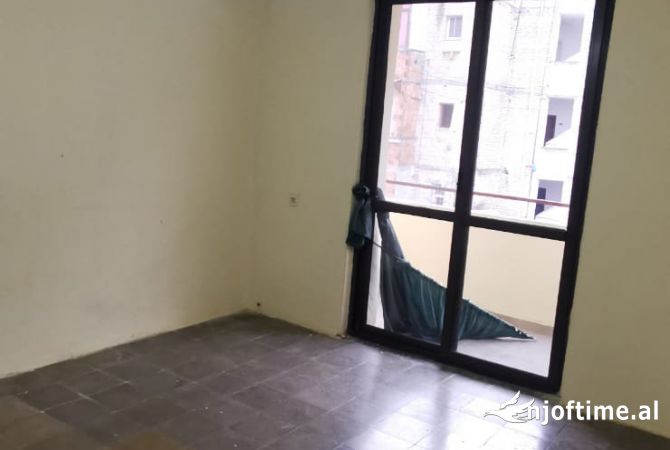 Shtepi ne shitje Apartament ne Tirane, 1+1, Mobilimi Bosh, pa mobiluar, Pagesa 50,000  Euro.