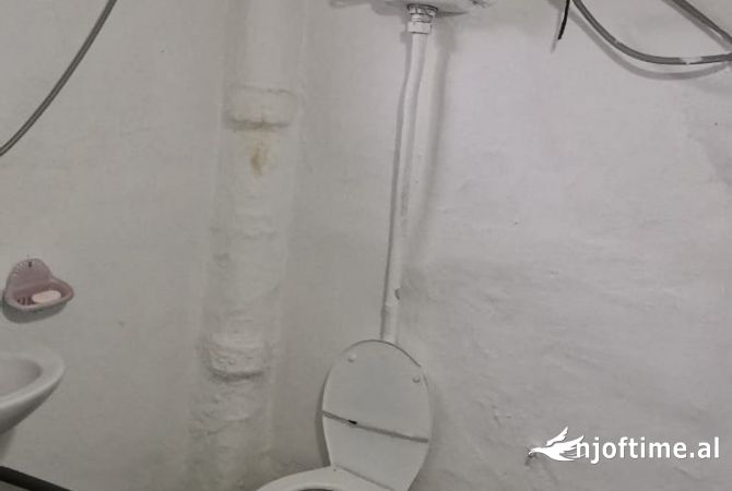 Shtepi ne shitje Apartament ne Tirane, 1+1, Mobilimi Bosh, pa mobiluar, Pagesa 50,000  Euro.