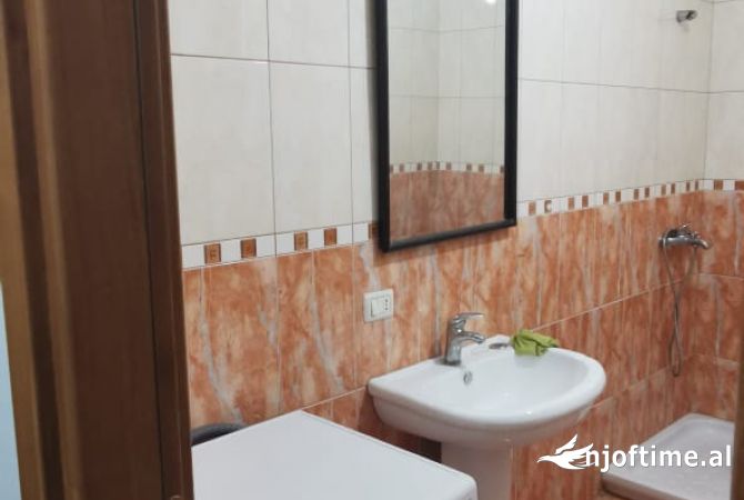 Shtepi me qera Apartament ne Tirane, 2+1, Mobilimi E mobiluar, Pagesa 40,000  Leke.