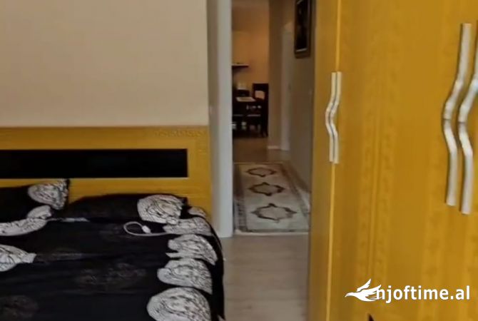 Shtepi ne shitje Apartament ne Tirane, 3+1, Mobilimi Pjeserisht e mobiluar, Pagesa 140,000  Euro.