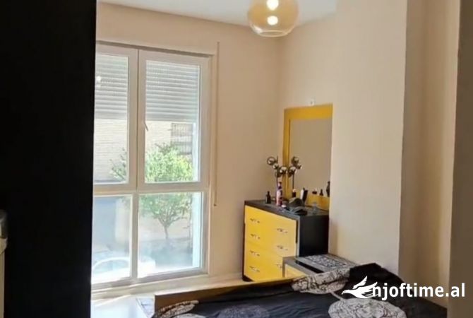 Shtepi ne shitje Apartament ne Tirane, 3+1, Mobilimi Pjeserisht e mobiluar, Pagesa 140,000  Euro.