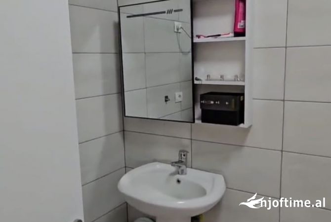 Shtepi ne shitje Apartament ne Tirane, 3+1, Mobilimi Pjeserisht e mobiluar, Pagesa 140,000  Euro.