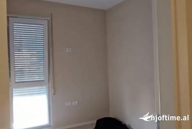 Shtepi ne shitje Apartament ne Tirane, 3+1, Mobilimi Pjeserisht e mobiluar, Pagesa 140,000  Euro.