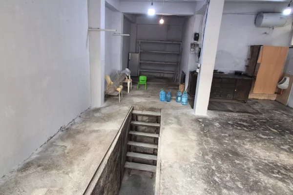 Business Property for Rent 4+1 in Tirana - 70,000 Leke