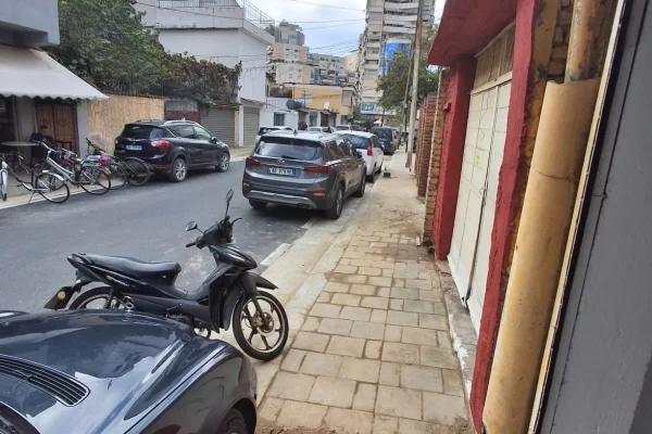 Business Property for Rent 4+1 in Tirana - 70,000 Leke