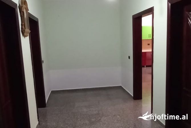 Shtepi me qera Apartament ne Tirane, 2+1, Mobilimi Bosh, pa mobiluar, Pagesa 35,000  Leke.
