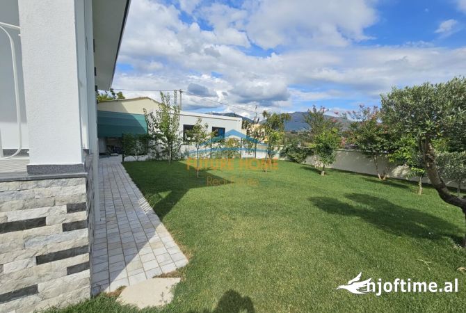 Shtepi me qera Vila Luksoze ne Tirane, 4+1, Mobilimi E mobiluar, Pagesa 3,000  Euro.