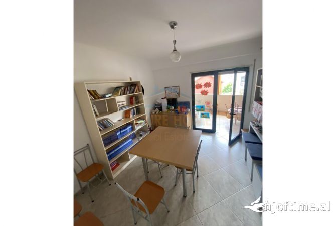Ambient biznesi me qera 3+1 ne Tirane - 1,200 Euro
