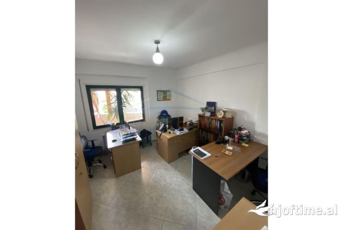  Qera Ambienti Komercial ndodhet ne rrugen Don Bosko 