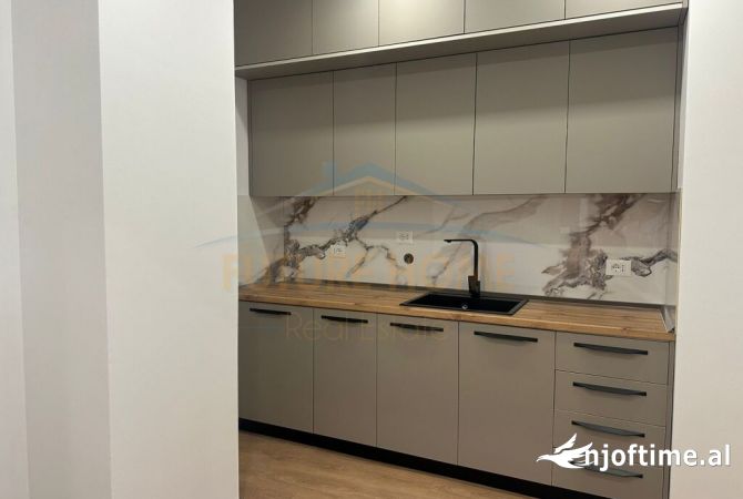 Ambient biznesi me qera 3+1 ne Tirane - 1,150 Euro