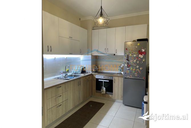 Shtepi ne shitje Apartament ne Tirane, 2+1, Mobilimi Pjeserisht e mobiluar, Pagesa 155,000  Euro.