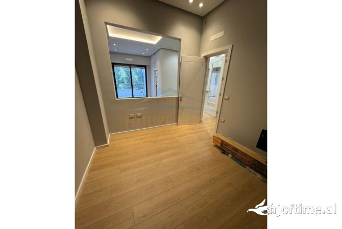 Shtepi ne shitje Apartament ne Tirane, 2+1, Mobilimi Bosh, pa mobiluar, Pagesa 160,000  Euro.