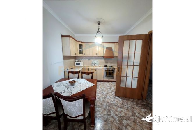 Shtepi me qera Apartament ne Tirane, 2+1, Mobilimi E mobiluar, Pagesa 550  Euro.