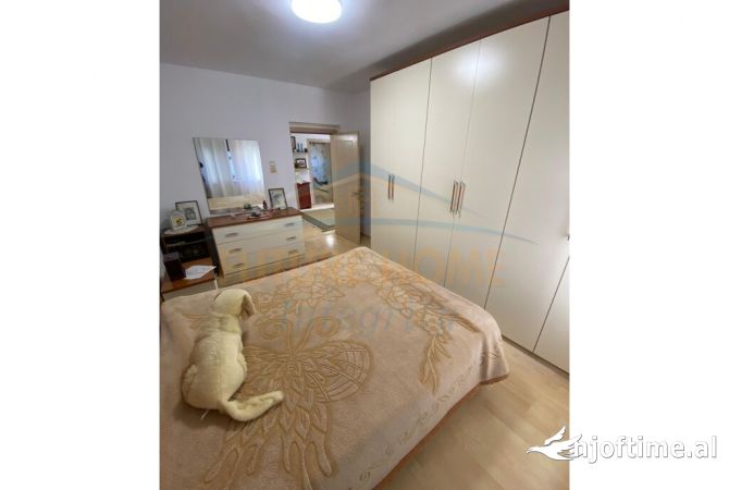 Shtepi ne shitje Apartament ne Tirane, 2+1, Mobilimi E mobiluar, Pagesa 125,000  Euro.