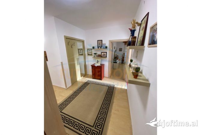 Shtepi ne shitje Apartament ne Tirane, 2+1, Mobilimi E mobiluar, Pagesa 125,000  Euro.