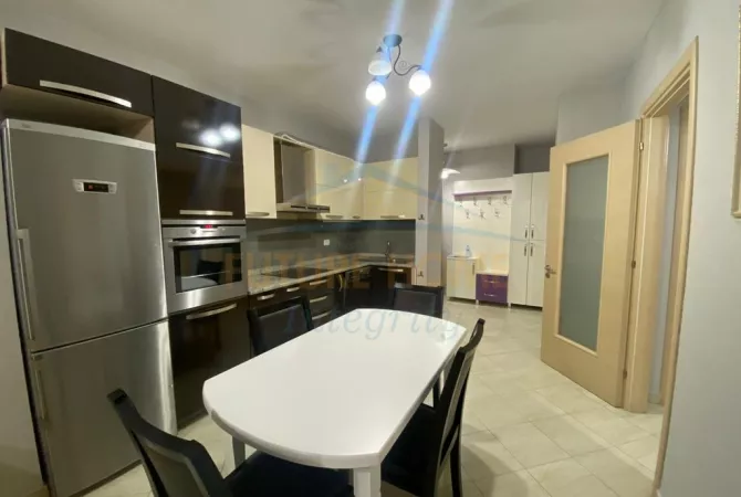 Shtepi me qera Apartament ne Tirane, 2+1, Mobilimi E mobiluar, Pagesa 750  Euro.