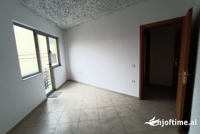 Shtepi ne shitje Apartament ne Tirane, 2+1, Mobilimi Bosh, pa mobiluar, Pagesa 140,000  Euro.