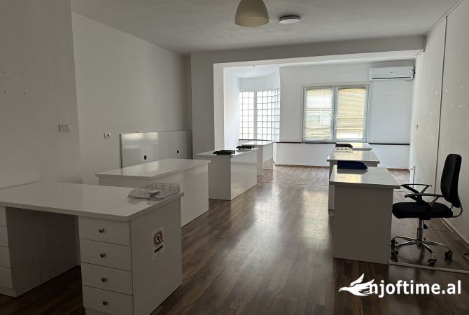 Ambient biznesi me qera 3+1 ne Tirane - 1,000 Euro