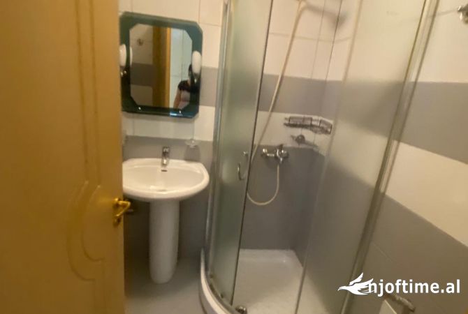 Shtepi me qera Apartament ne Tirane, 3+1, Mobilimi E mobiluar, Pagesa 1,200  Euro.