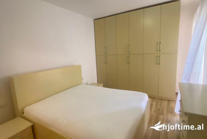 Shtepi me qera Apartament ne Tirane, 3+1, Mobilimi E mobiluar, Pagesa 1,200  Euro.
