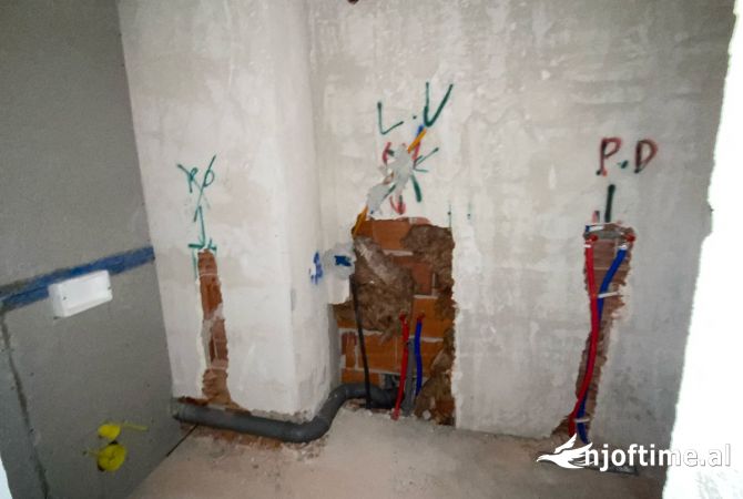 Shtepi ne shitje Apartament ne Tirane, 2+1, Mobilimi Bosh, pa mobiluar, Pagesa 92,000  Euro.