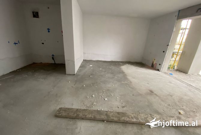 Shtepi ne shitje Apartament ne Tirane, 2+1, Mobilimi Bosh, pa mobiluar, Pagesa 92,000  Euro.