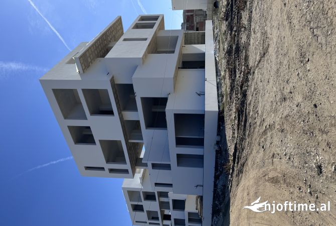 Shtepi ne shitje Apartament ne Durres, 2+1, Mobilimi Bosh, pa mobiluar, Pagesa 375,000  Euro.