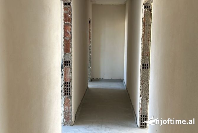 Shtepi ne shitje Apartament ne Tirane, 4+1, Mobilimi Bosh, pa mobiluar, Pagesa 550,000  Euro.