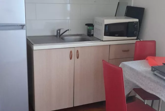 Shtepi me qera Shtepi Private ne Tirane, 1+1, Mobilimi E mobiluar, Pagesa 250  Euro.