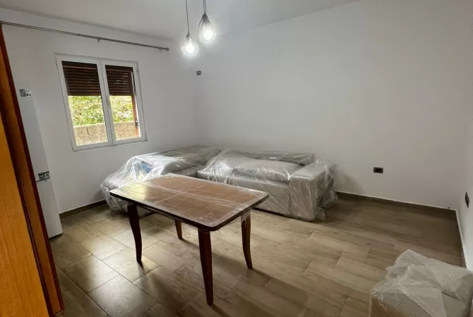 Shtepi me qera 1+1 ne Tirane - 40,000 Leke