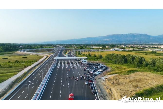 Truall ose Toke  ne Tirane - 1,277,500 Euro