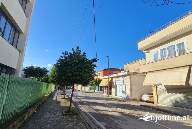 Jepet me qera , Perball me 2 shkolla ,Rruga telegrafi  