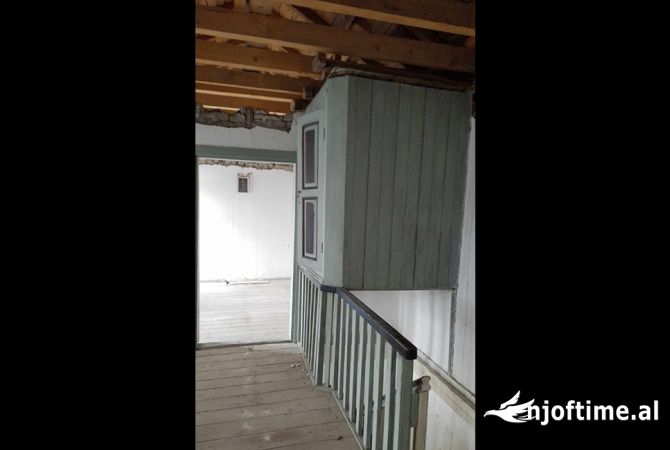 Shtepi ne shitje Duplex(shtepi me 2 kate) ne Korce, 3+1, Mobilimi Bosh, pa mobiluar, Pagesa 45,000  Euro.