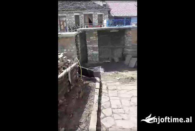 Shtepi ne shitje Duplex(shtepi me 2 kate) ne Korce, 3+1, Mobilimi Bosh, pa mobiluar, Pagesa 45,000  Euro.