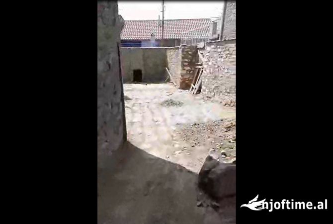 Shtepi ne shitje Duplex(shtepi me 2 kate) ne Korce, 3+1, Mobilimi Bosh, pa mobiluar, Pagesa 45,000  Euro.