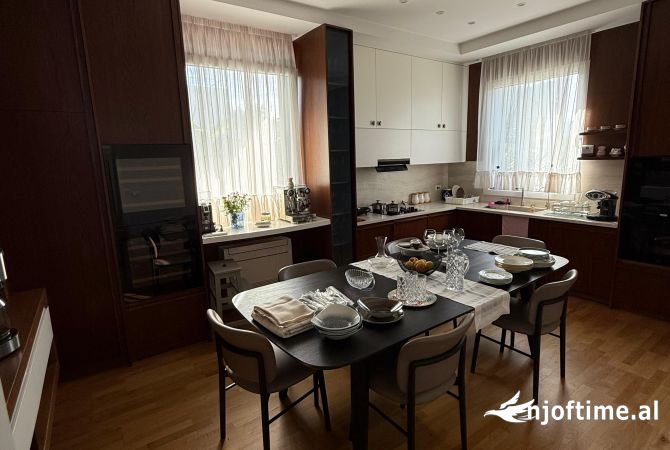 Shtepi me qera Vila Luksoze ne Tirane, 4+1, Mobilimi E mobiluar, Pagesa 4,500  Euro.