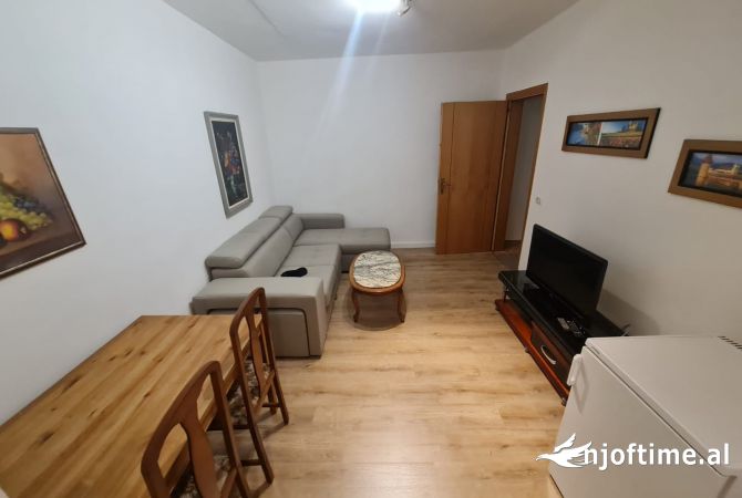 Shtepi me qera Apartament ne Tirane, 1+1, Mobilimi E mobiluar, Pagesa 540  Euro.