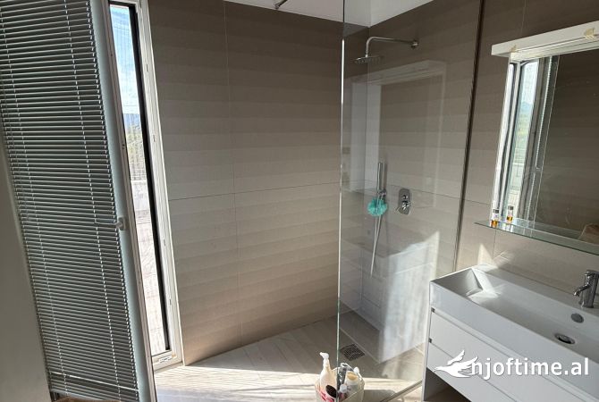 Shtepi me qera Vila Luksoze ne Tirane, 3+1, Mobilimi E mobiluar, Pagesa 4,500  Euro.