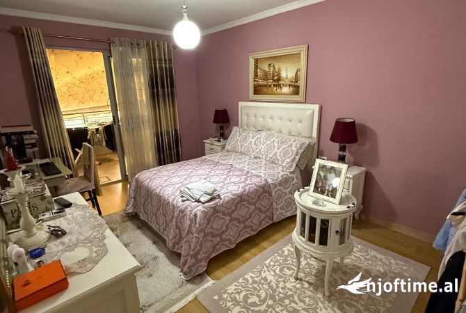 Shtepi ne shitje Apartament ne Tirane, 3+1, Mobilimi E mobiluar, Pagesa 160,000  Euro.