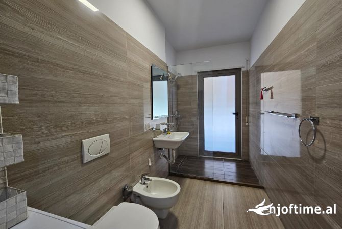 Shtepi me qera Apartament ne Tirane, 3+1, Mobilimi E mobiluar, Pagesa 1,000  Euro.