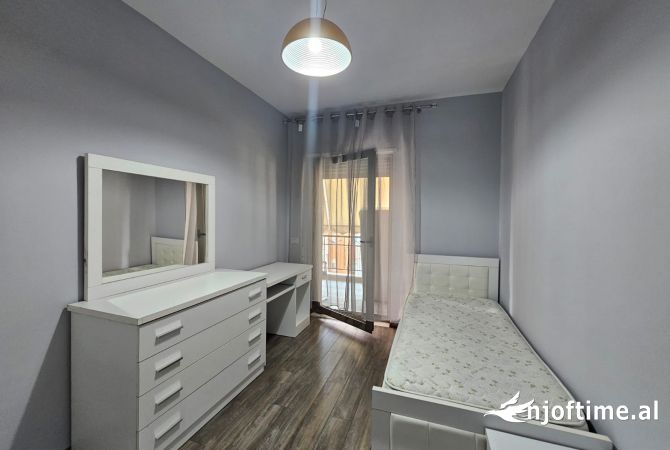 Shtepi me qera Apartament ne Tirane, 3+1, Mobilimi E mobiluar, Pagesa 1,000  Euro.