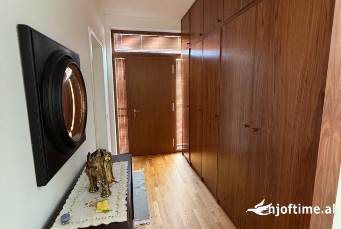 Shtepi me qera Vila Luksoze ne Tirane, 4+1, Mobilimi E mobiluar, Pagesa 4,500  Euro.