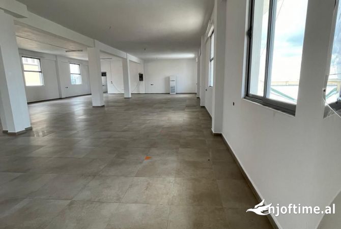 Ambient biznesi me qera 4+1 ne Tirane - 1,100 Euro