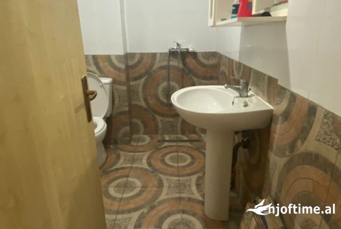 Shtepi ne shitje Apartament ne Tirane, 2+1, Mobilimi E mobiluar, Pagesa 100,000  Euro.