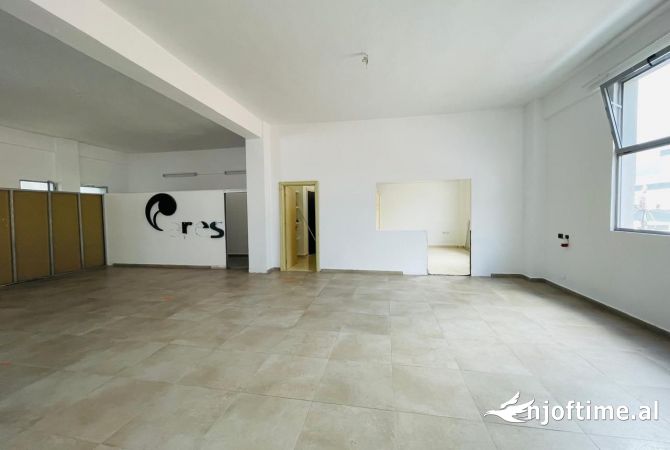Ambient biznesi me qera 4+1 ne Tirane - 1,100 Euro